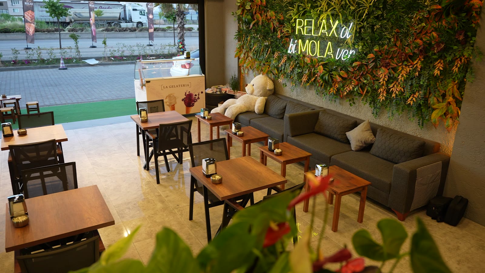 Pencere kenarındaki masalar